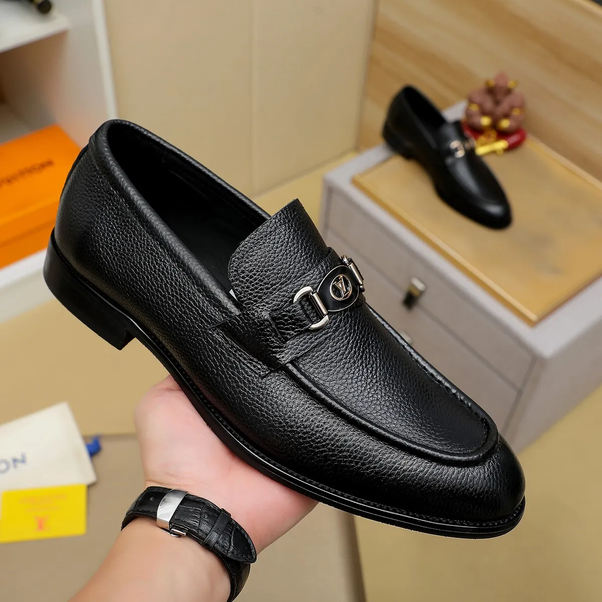 Men's shoes 💰 440💰 Louis Vuitton LV ® 🆕 model 🔛 full shoe counter, first layer cowhide, 🐂leather lining casual shoes for men, super soft outsole, a must-have for driving. The counter is synchronized with the original first layer cowhide, completely 1:1 mold customization 🌹 top version, color optional! Number: 38-44 (45.46 customized)